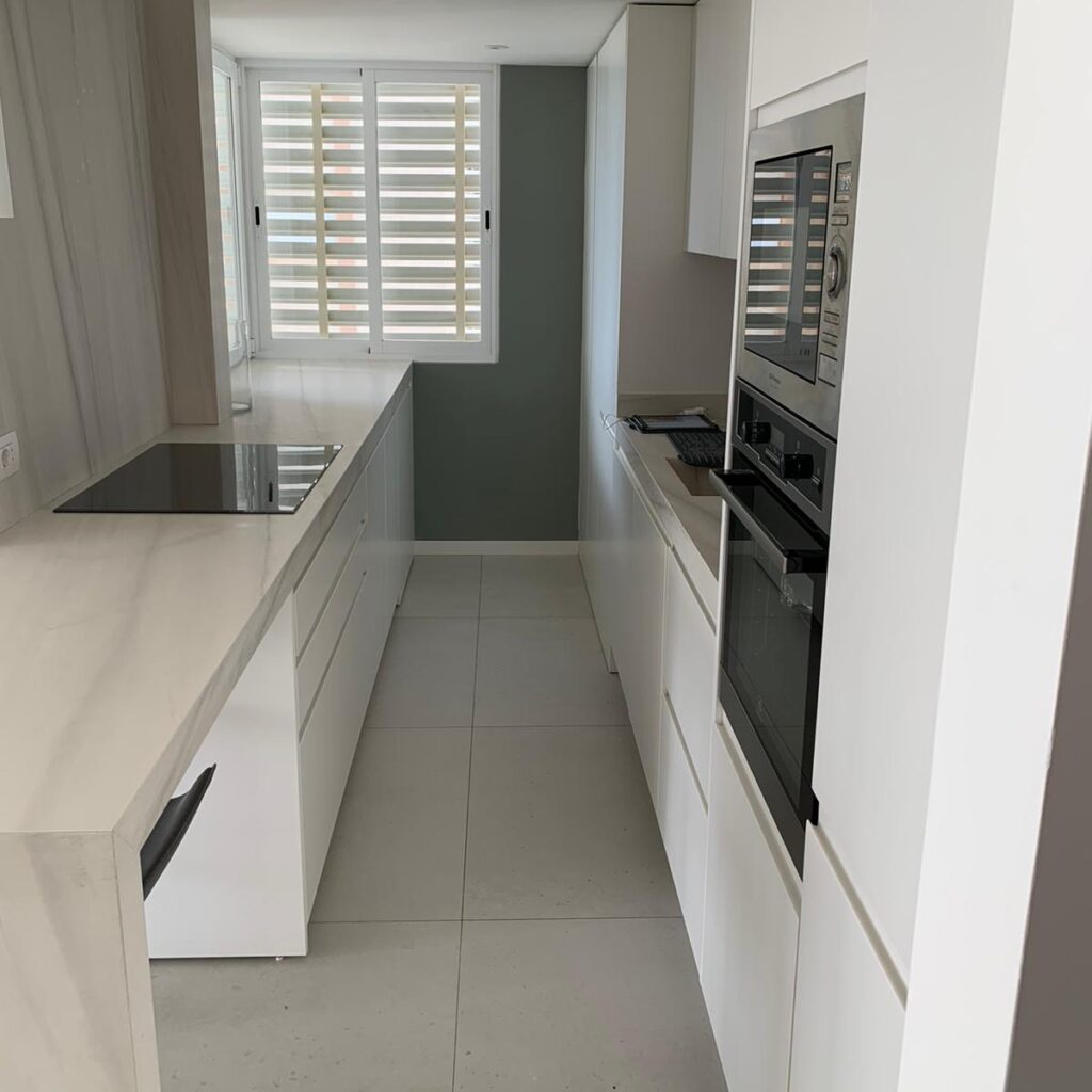 Proyecto cocina Benicàssim. Encimera con extensión en forma de barra.